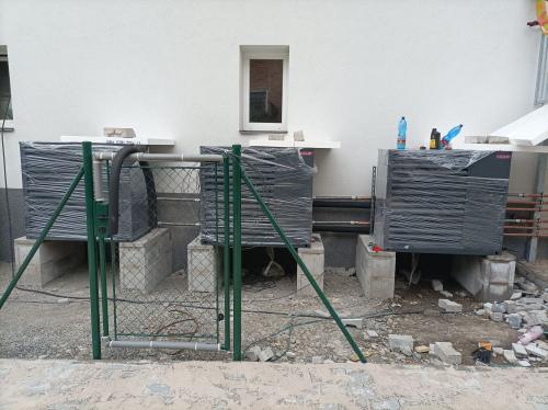 Instalace řady tepelných čerpadel HOTJET do kaskády - Čáslav