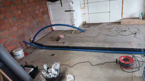 Instalace tepelného čerpadla a akumulační nádrže, podzemní výkopy na hadice a trubky - Leštinka