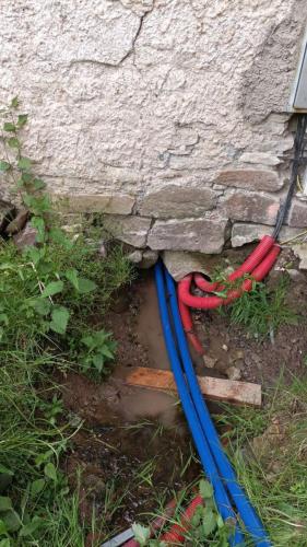 Instalace tepelného čerpadla a akumulační nádrže, podzemní výkopy na hadice a trubky - Leštinka
