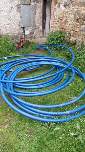 Instalace tepelného čerpadla a akumulační nádrže, podzemní výkopy na hadice a trubky - Leštinka