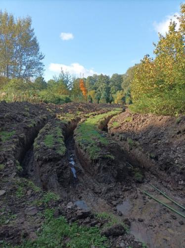 Instalace tepelného čerpadla a akumulační nádrže, podzemní výkopy na hadice a trubky - Leštinka
