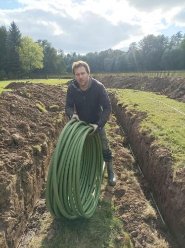 Instalace tepelného čerpadla a akumulační nádrže, podzemní výkopy na hadice a trubky - Leštinka
