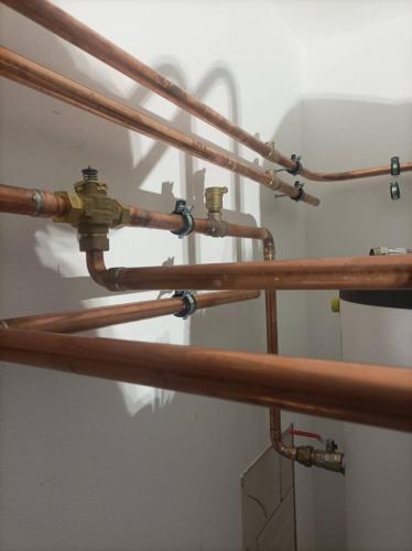 Instalace tepelného čerpadla a akumulační nádrže, podzemní výkopy na hadice a trubky - Leštinka