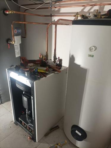 Instalace tepelného čerpadla a akumulační nádrže, podzemní výkopy na hadice a trubky - Leštinka