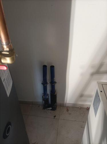 Instalace tepelného čerpadla a akumulační nádrže, podzemní výkopy na hadice a trubky - Leštinka