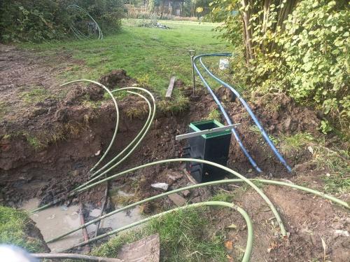 Instalace tepelného čerpadla a akumulační nádrže, podzemní výkopy na hadice a trubky - Leštinka