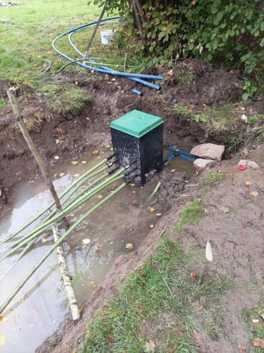 Instalace tepelného čerpadla a akumulační nádrže, podzemní výkopy na hadice a trubky - Leštinka