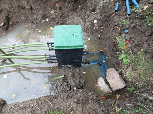 Instalace tepelného čerpadla a akumulační nádrže, podzemní výkopy na hadice a trubky - Leštinka