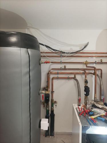 Instalace tepelného čerpadla a akumulační nádrže, podzemní výkopy na hadice a trubky - Leštinka