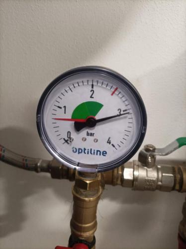 Instalace tepelného čerpadla a akumulační nádrže, podzemní výkopy na hadice a trubky - Leštinka