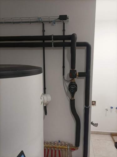 Instalace tepelného čerpadla a akumulační nádrže, podzemní výkopy na hadice a trubky - Leštinka