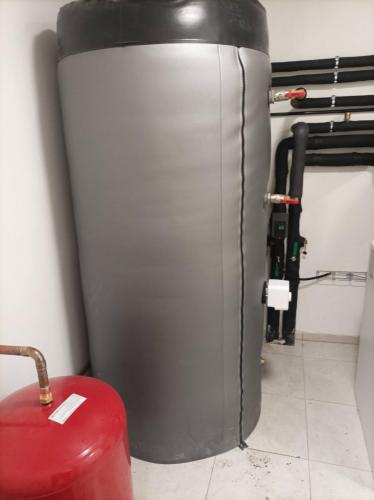 Instalace tepelného čerpadla a akumulační nádrže, podzemní výkopy na hadice a trubky - Leštinka