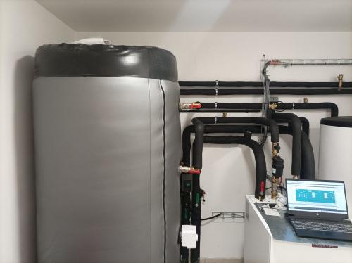 Instalace tepelného čerpadla a akumulační nádrže, podzemní výkopy na hadice a trubky - Leštinka