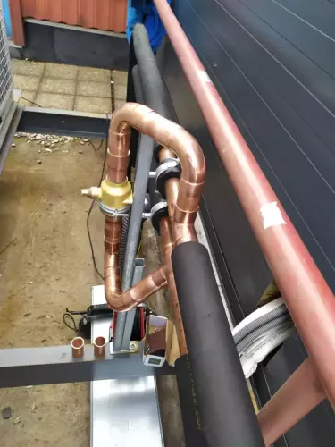 Instalace chladicí jednotky pro magnetickou rezonanci do nemocnice - Bratislava