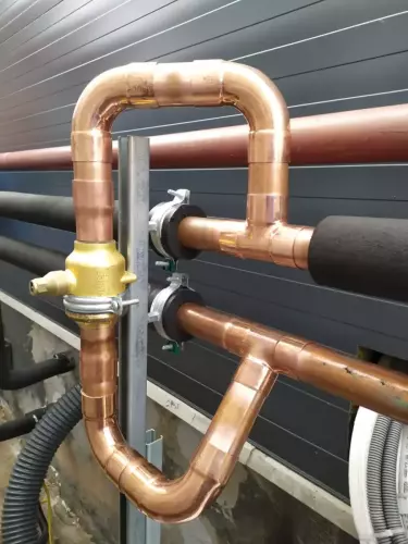 Instalace chladicí jednotky pro magnetickou rezonanci do nemocnice - Bratislava