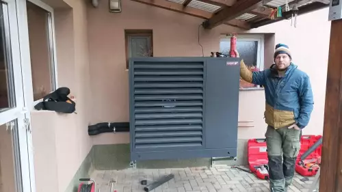 Instalace tepelného čerpadla HOTJET na zeď a akumulační nádrže - Vlašim