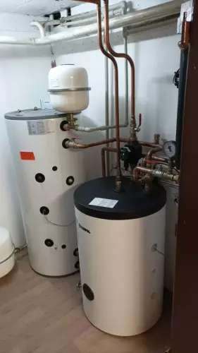 Instalace tepelného čerpadla HOTJET na zeď a akumulační nádrže - Vlašim