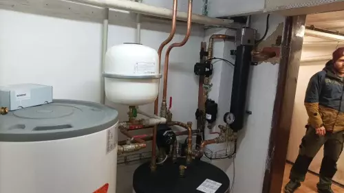Instalace tepelného čerpadla HOTJET na zeď a akumulační nádrže - Vlašim